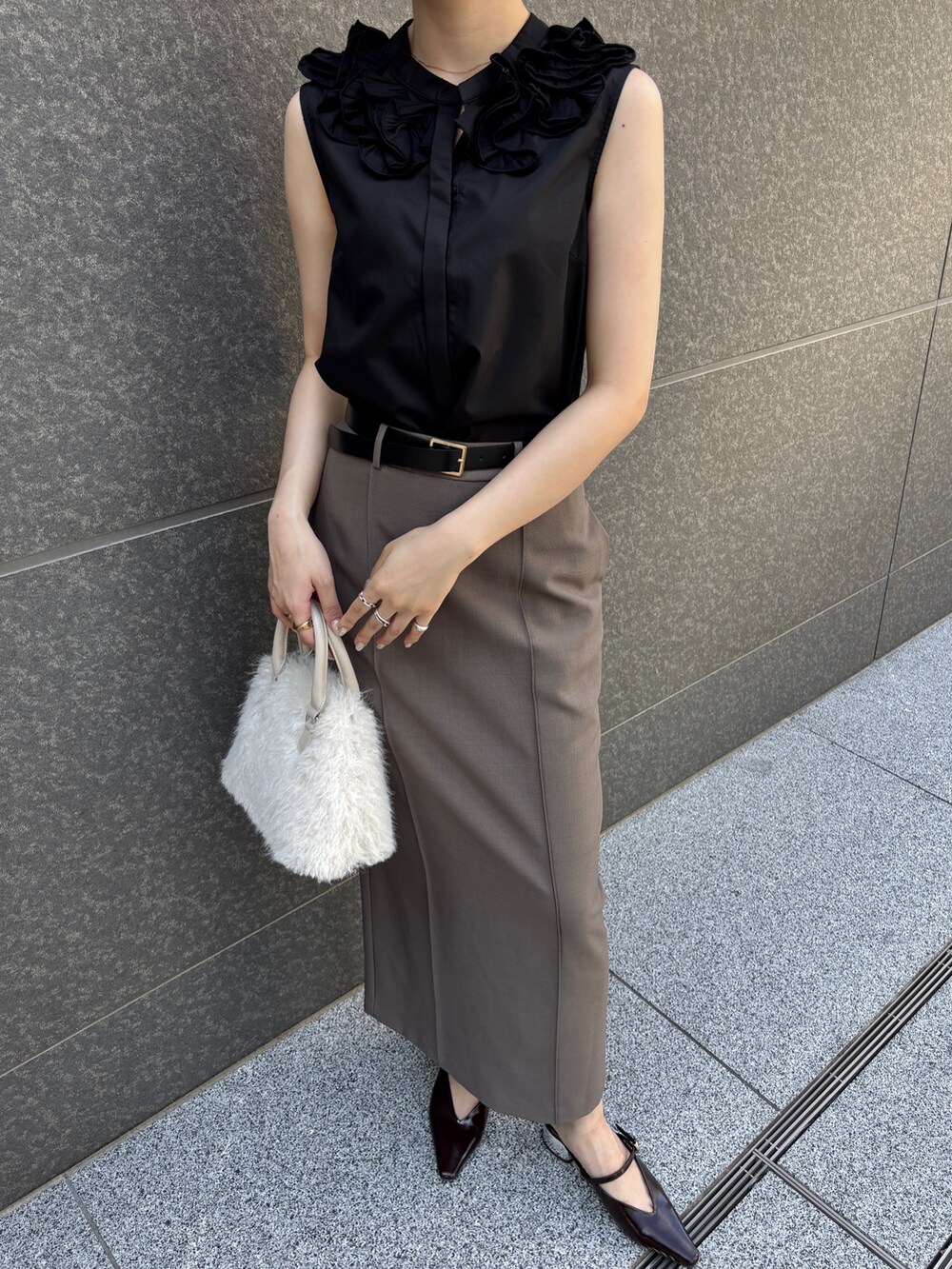 グレー系のスカート、ホワイト系のボストンバッグ、ブラウン系のパンプスを着用したレディースの夏コーディネートの5枚目の写真