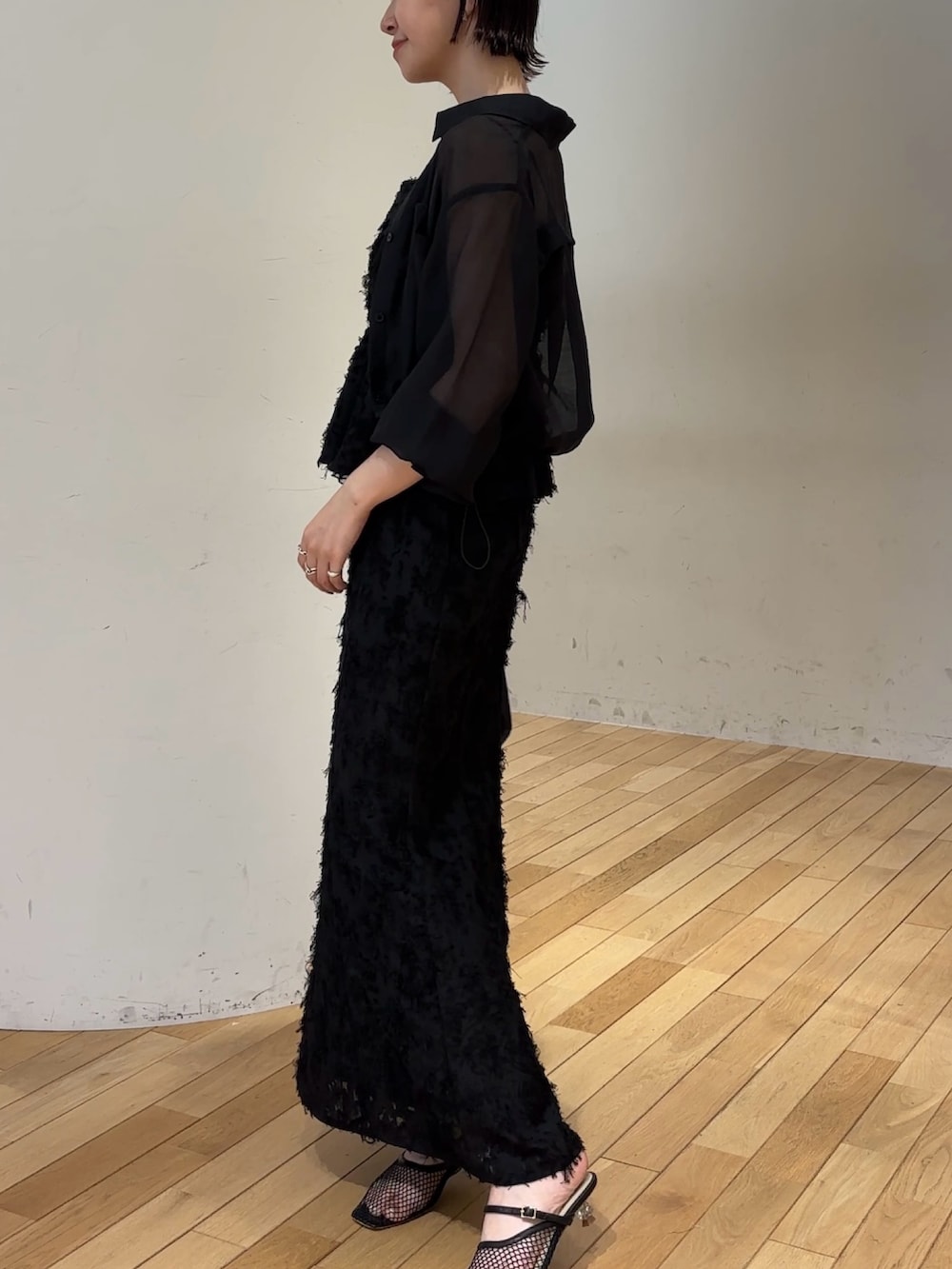 ブラック系のハンドバッグ、ブラック系のスカート、ブラック系のシャツ/ブラウスを着用したレディースの夏コーディネートの3枚目の写真