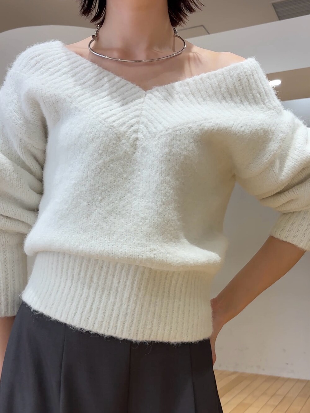 グレー系のその他パンツ、ホワイト系のニット/セーター、グレー系のスニーカーを着用したレディースの冬コーディネートの4枚目の写真