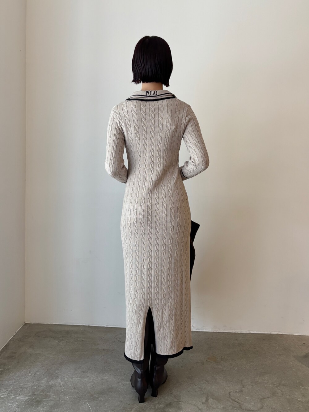 ベージュ系のワンピース、ブラウン系のブルゾン、ブラウン系のブーツを着用したレディースの秋コーディネートの4枚目の写真