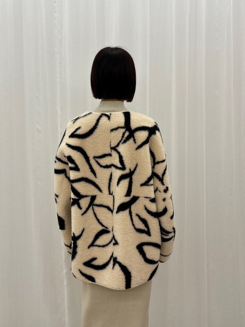 ホワイト系のブルゾン、ホワイト系のワンピースを着用したレディースの秋コーディネートの6枚目の写真