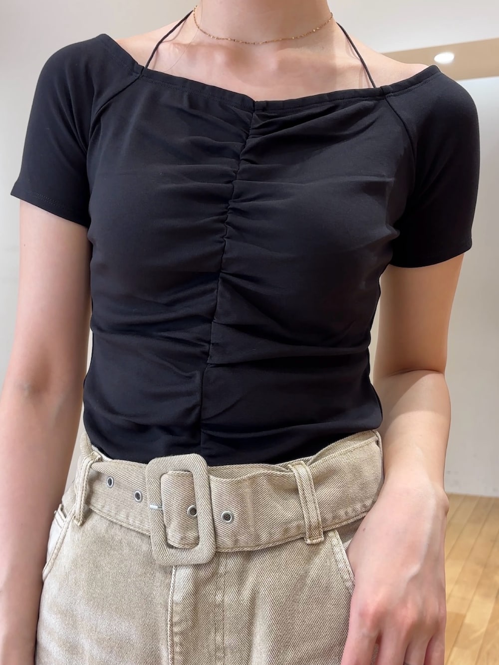 ブラック系のTシャツ/カットソー、ベージュ系のデニムパンツ、イエロー系のハンドバッグを着用したレディースの夏コーディネートの5枚目の写真