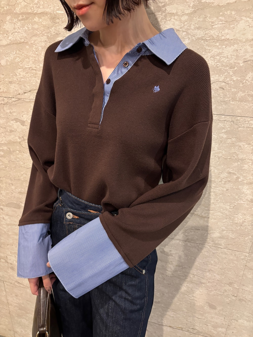 ブラウン系のニット/セーター、ブラック系のその他アウター、ブラウン系のブーツを着用したレディースの冬コーディネートの8枚目の写真