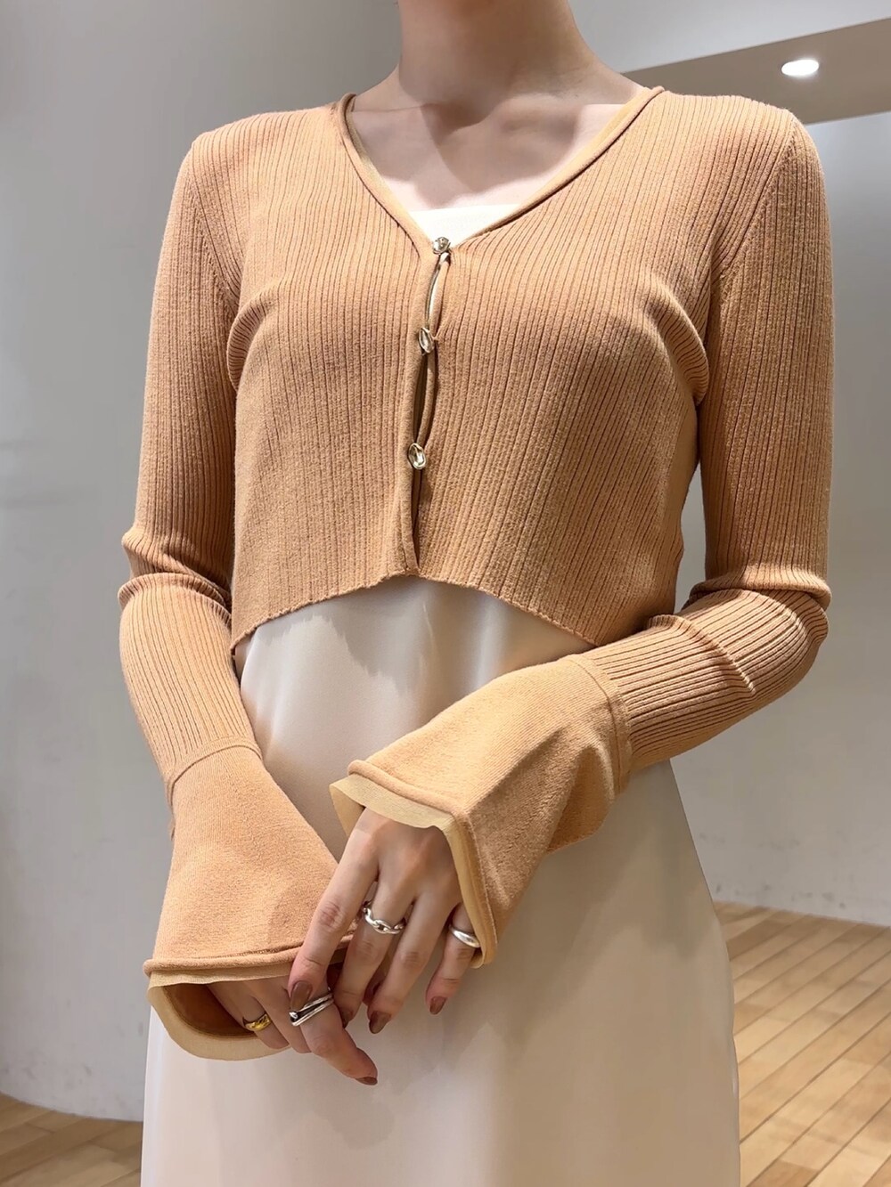 オレンジ系のワンピース、ホワイト系のサンダルを着用したレディースの春コーディネートの4枚目の写真