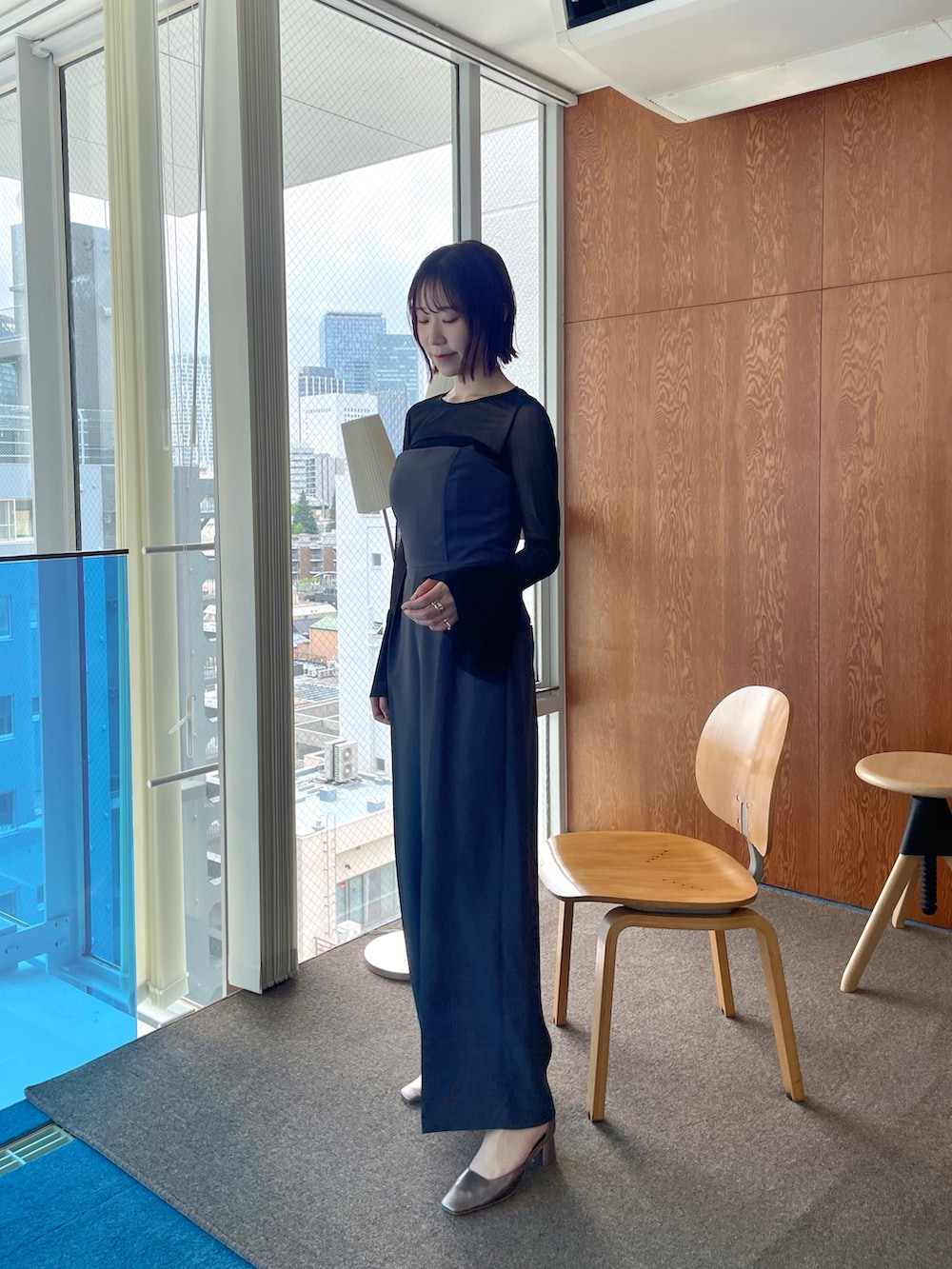 グレー系のパンツドレス、その他のパンプス、ブラック系のTシャツ/カットソーを着用したレディースの夏コーディネートの3枚目の写真