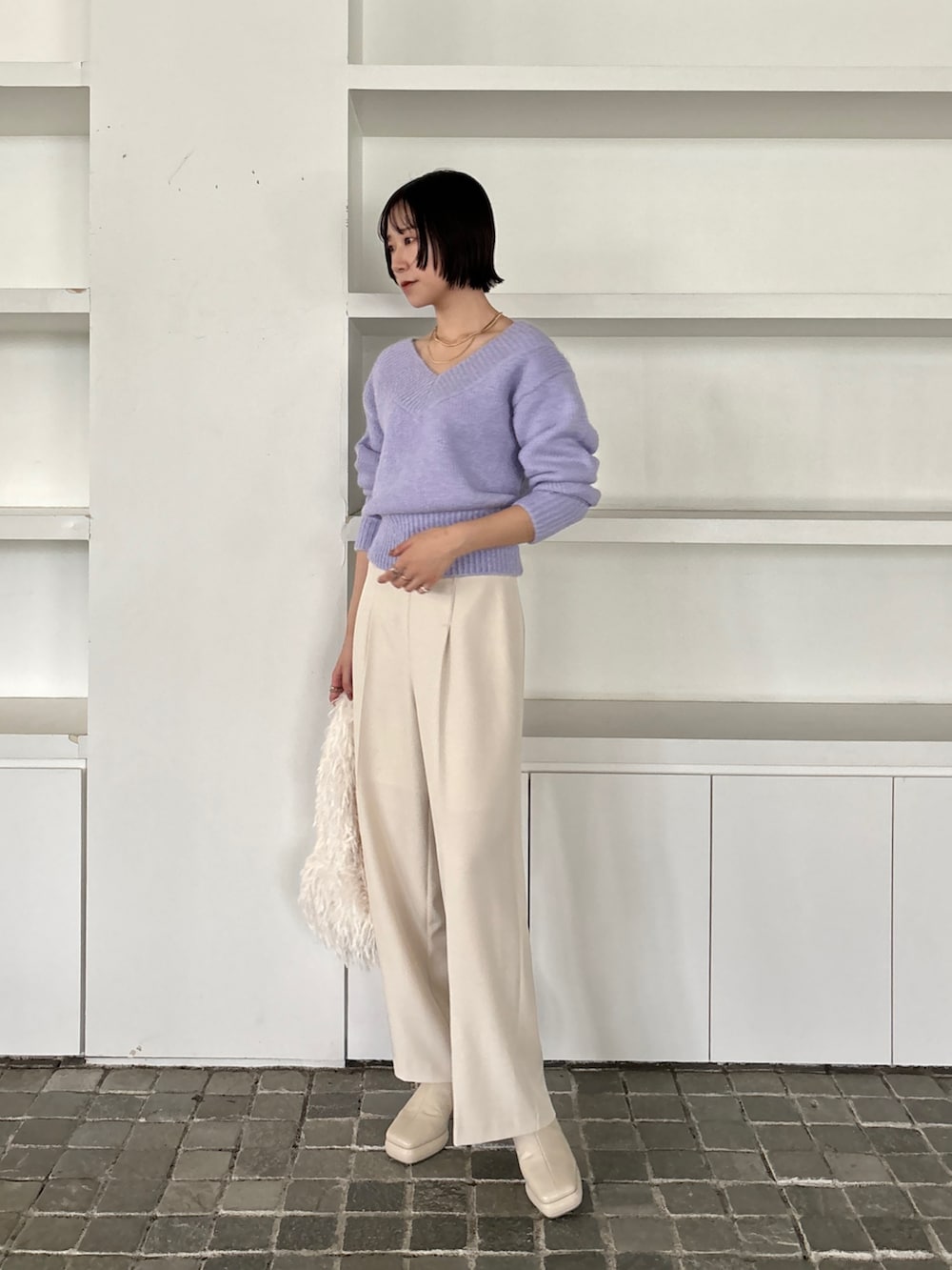 ホワイト系のその他パンツ、パープル系のニット/セーター、ブラック系のブーツを着用したレディースの冬コーディネートの3枚目の写真
