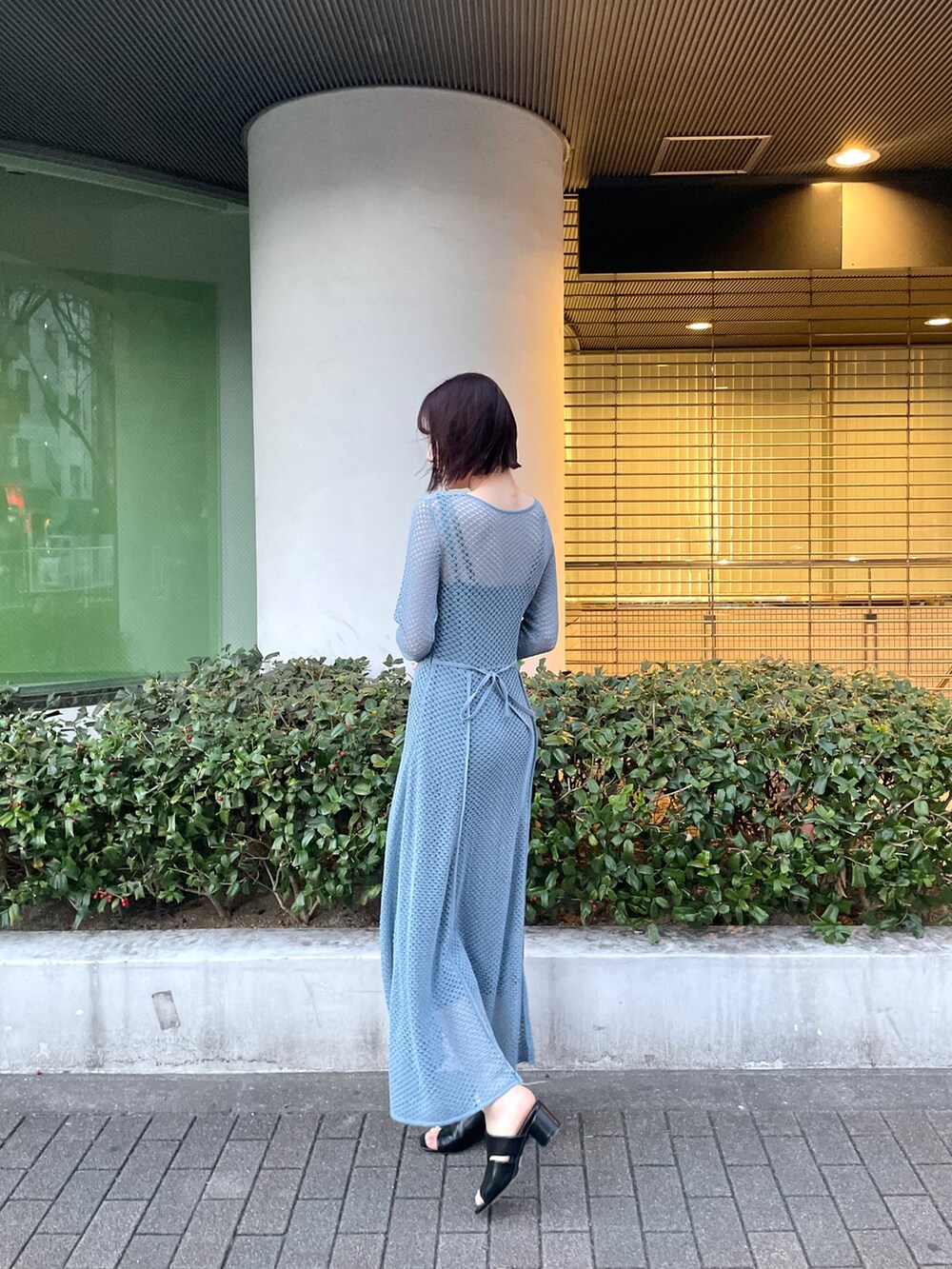 ブルー系のワンピースを着用したレディースの冬コーディネートの3枚目の写真