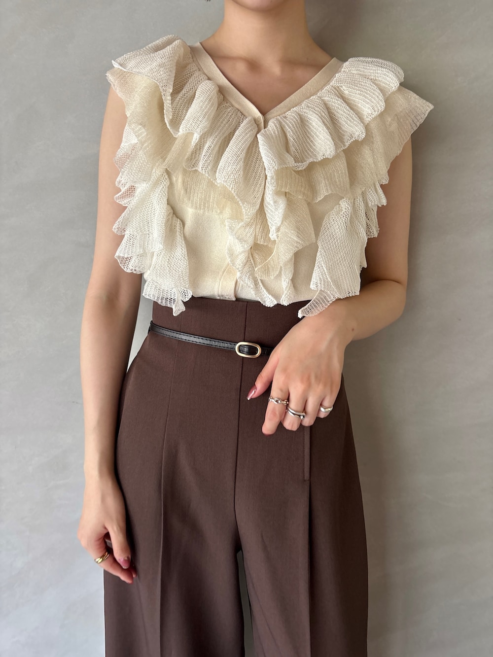 ブラウン系のその他パンツ、ホワイト系のニット/セーターを着用したレディースの夏コーディネートの4枚目の写真