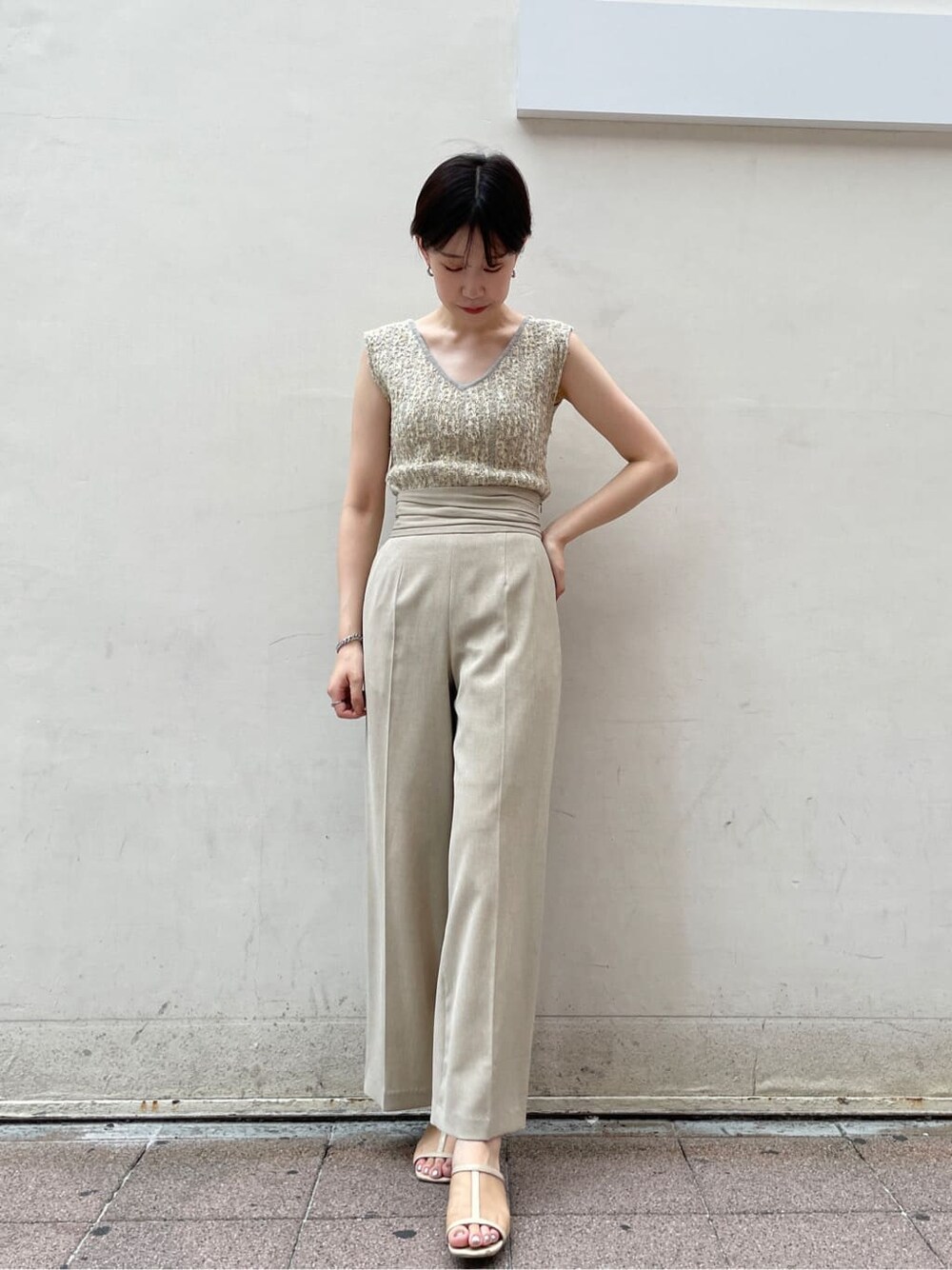 ベージュ系のその他パンツ、グレー系のニット/セーターを着用したレディースの夏コーディネートの3枚目の写真