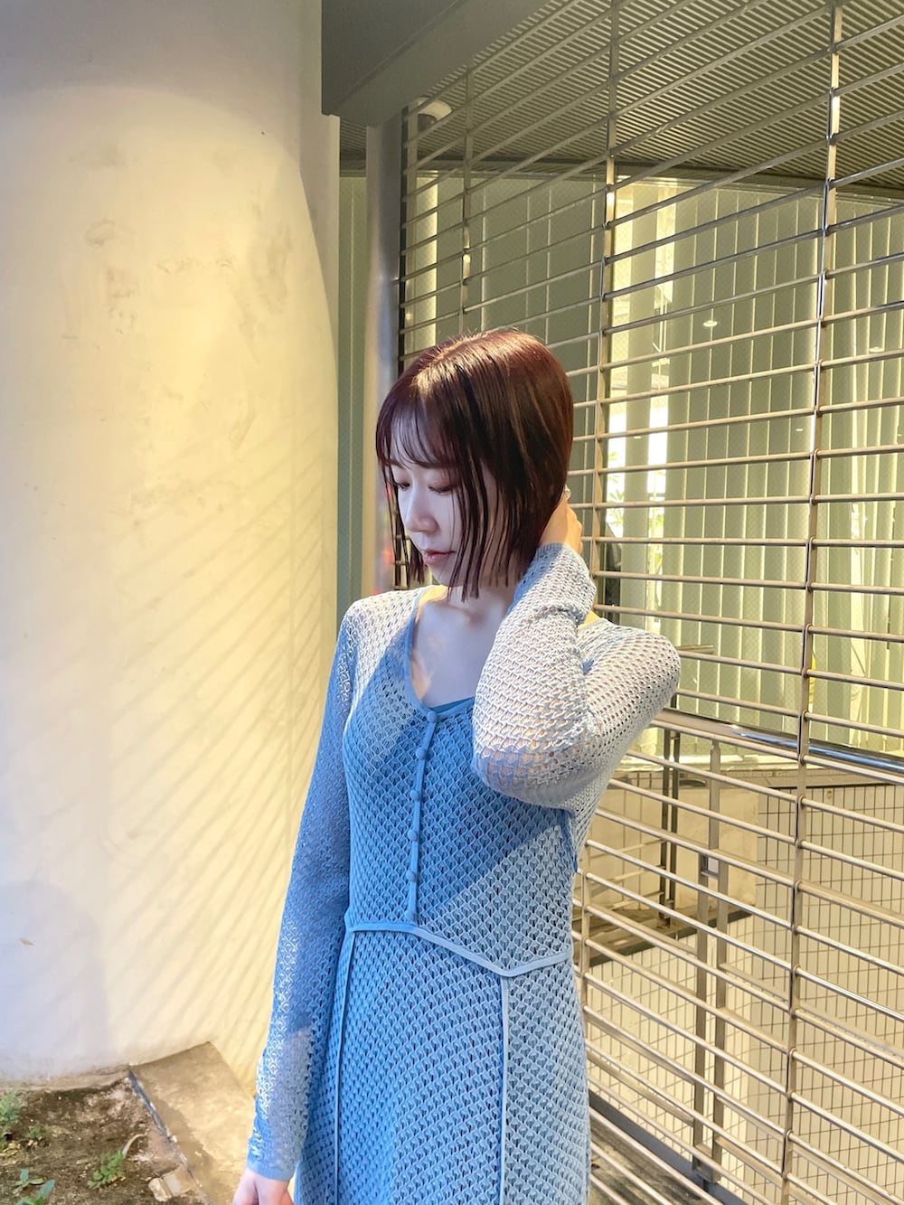 ブルー系のワンピースを着用したレディースの冬コーディネートの7枚目の写真