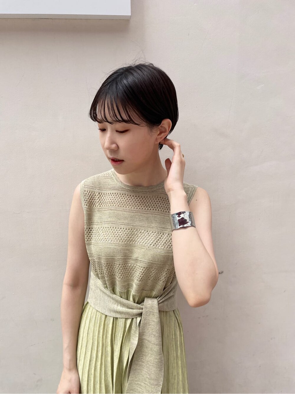 ベージュ系のサンダル、グリーン系のワンピース、ホワイト系のハンドバッグを着用したレディースの夏コーディネートの5枚目の写真