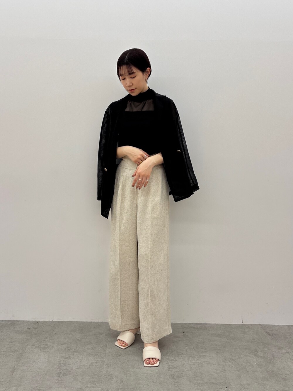 ホワイト系のその他パンツ、ホワイト系のサンダル、ブラック系のTシャツ/カットソーを着用したレディースの春コーディネートの7枚目の写真