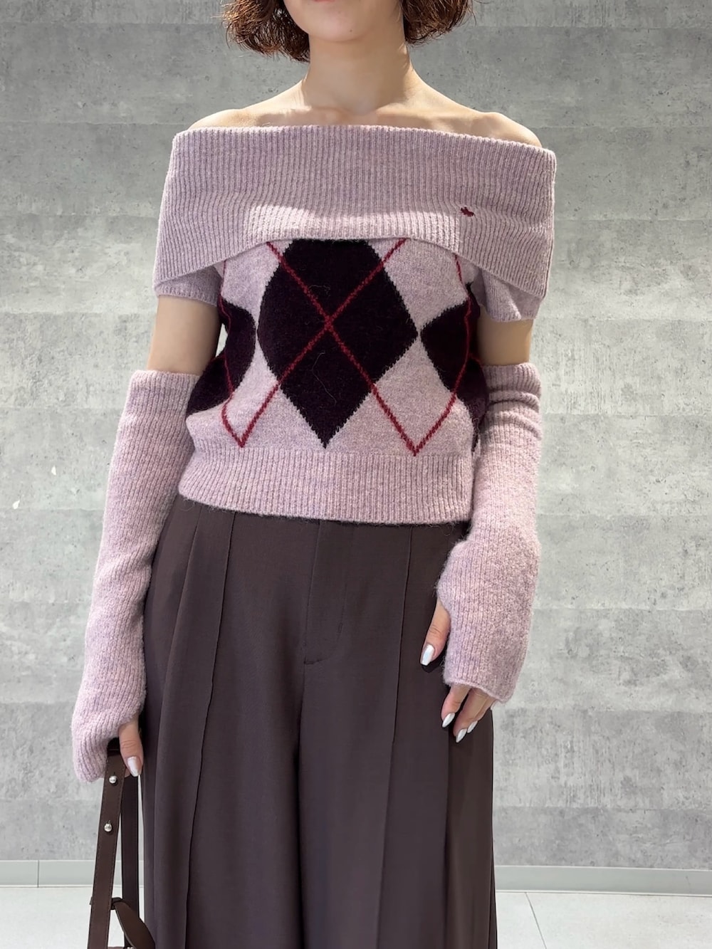 ブラウン系のその他パンツ、ブラウン系のハンドバッグ、ブラック系のブーツを着用したレディースの秋コーディネートの5枚目の写真