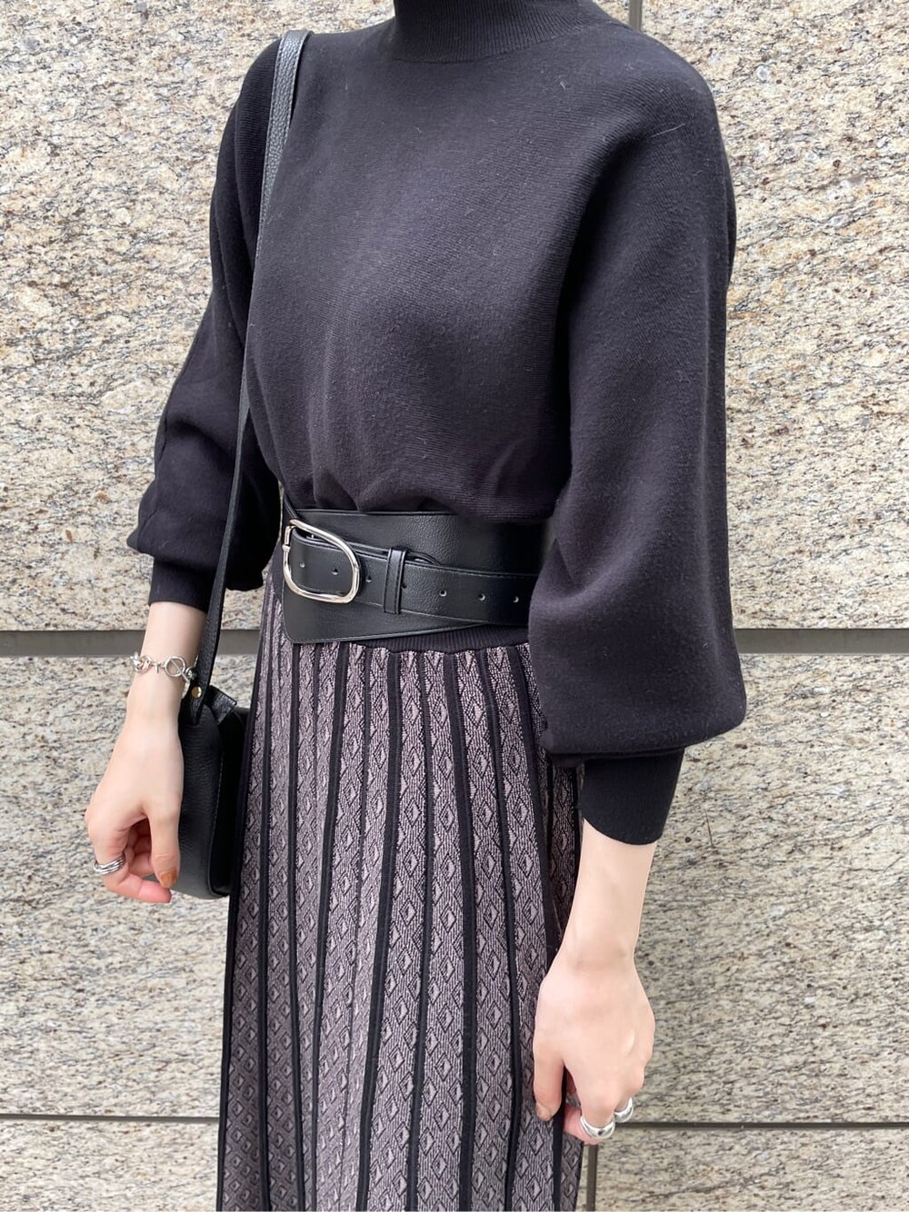 ホワイト系のその他シューズ、ブラック系のワンピース、ベージュ系のその他アウターを着用したレディースの秋コーディネートの4枚目の写真