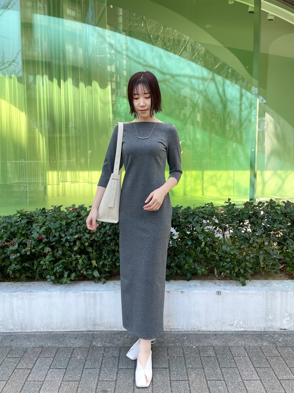 グレー系のワンピース、ホワイト系のショルダーバッグ、ホワイト系のパンプスを着用したレディースの冬コーディネートの3枚目の写真