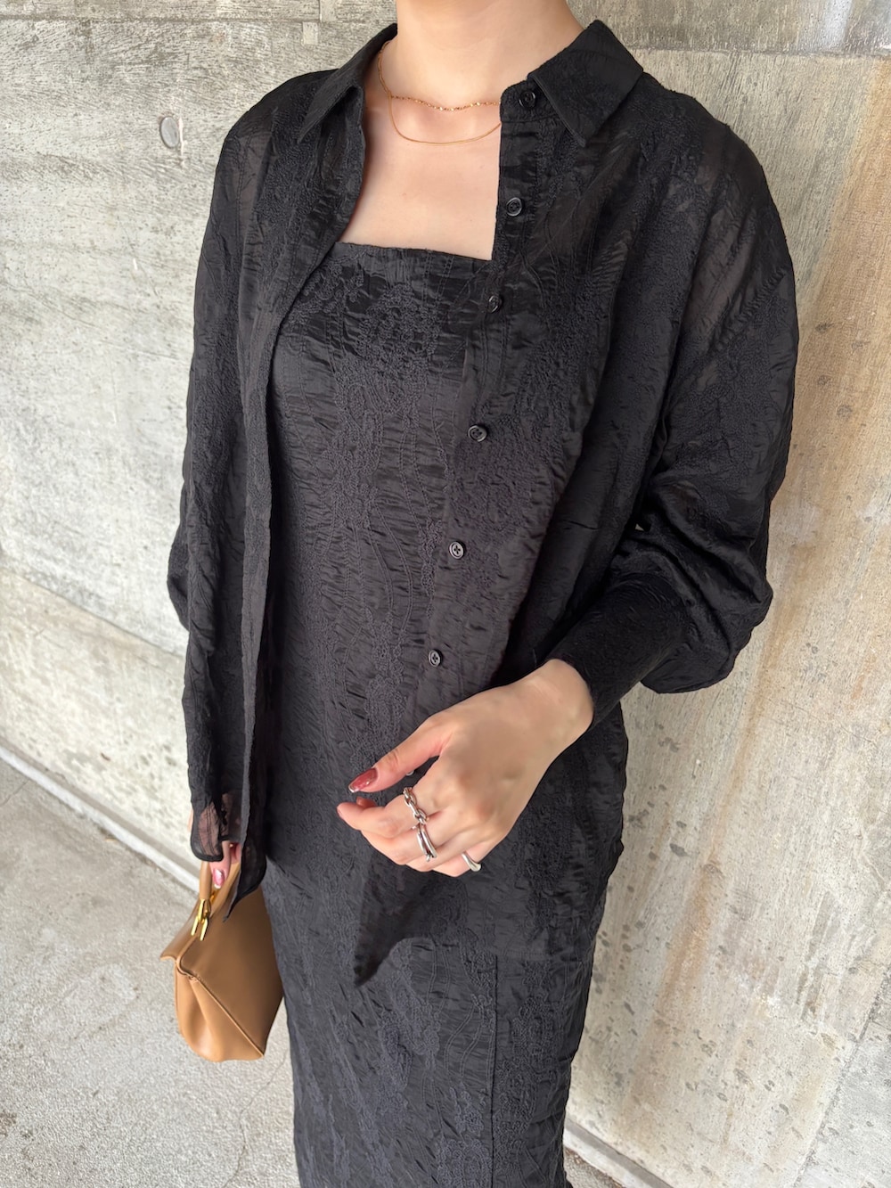 ブラック系のワンピース、ブラック系のシャツ/ブラウス、ブラウン系のボストンバッグを着用したレディースの夏コーディネートの7枚目の写真