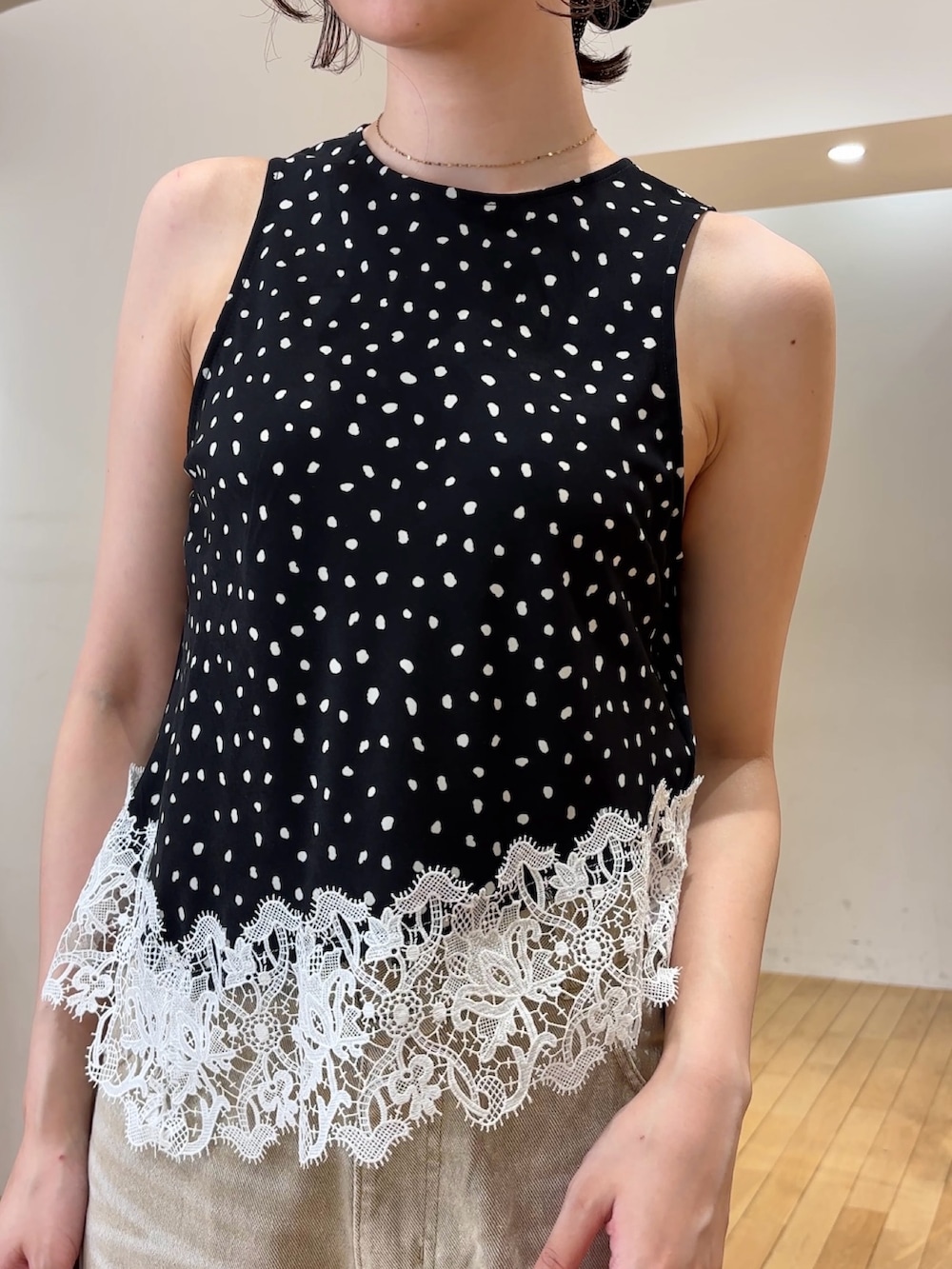 ベージュ系のデニムパンツ、ブラック系のシャツ/ブラウス、ブラック系のハンドバッグを着用したレディースの夏コーディネートの5枚目の写真