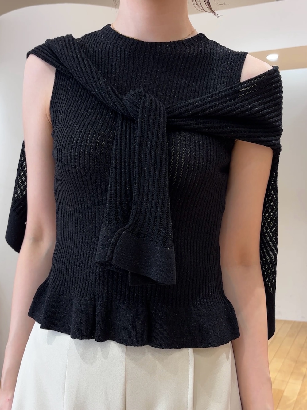 ブラック系のニット/セーター、ブラック系のカーディガン/ボレロ、ブラック系のハンドバッグを着用したレディースの夏コーディネートの5枚目の写真