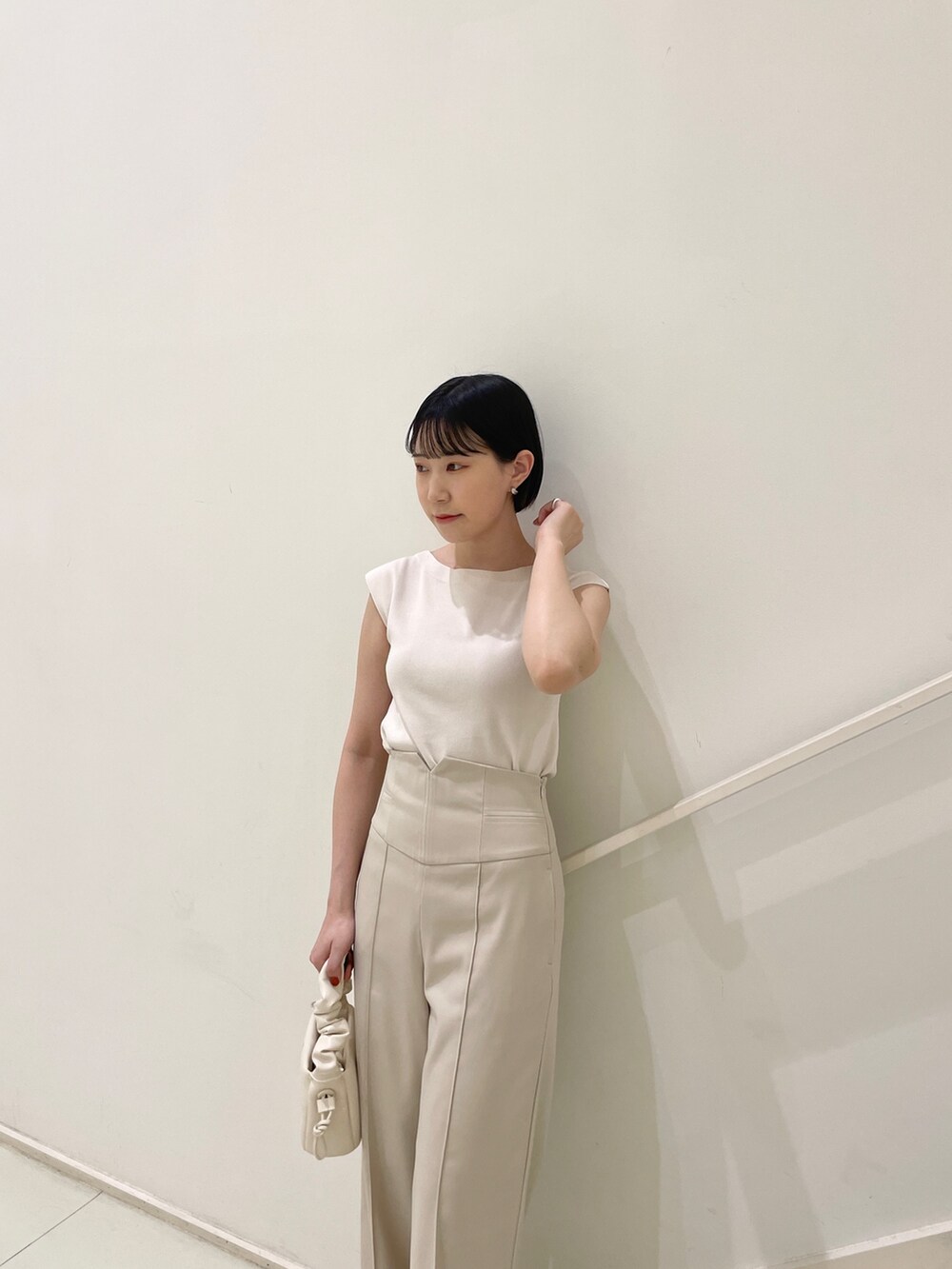 ブラック系のサンダル、ホワイト系のハンドバッグ、ホワイト系のその他パンツを着用したレディースの春コーディネートの6枚目の写真