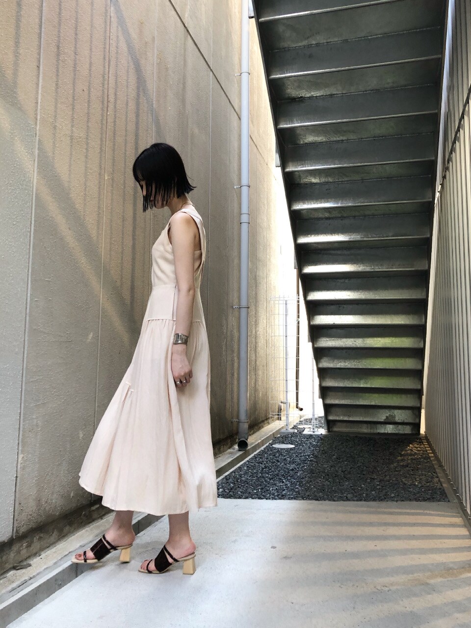 その他のその他シューズ、ホワイト系のワンピースを着用したレディースの夏コーディネートの5枚目の写真