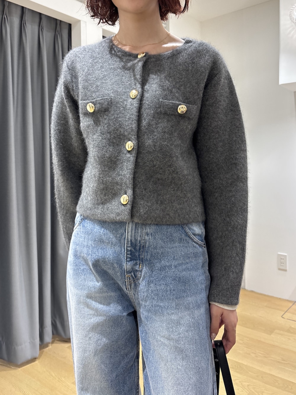ブルー系のデニムパンツ、ホワイト系のTシャツ/カットソー、ブラウン系のパンプスを着用したレディースの秋コーディネートの6枚目の写真