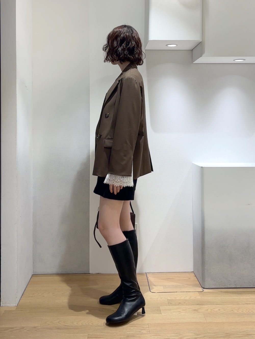 ブラック系のその他パンツ、ブラウン系のテーラードジャケット、ブラウン系のカーディガン/ボレロを着用したレディースの秋コーディネートの3枚目の写真