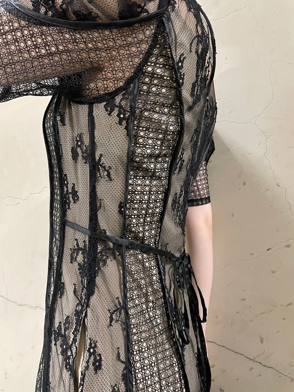 ブラック系のドレス、ゴールド系のハンドバッグ、ゴールド系のパンプスを着用したレディースの秋コーディネートの8枚目の写真