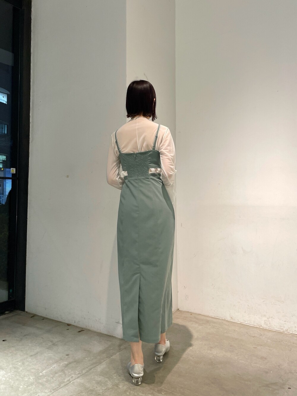 シルバー系のパンプス、グリーン系のワンピースを着用したレディースの春コーディネートの4枚目の写真