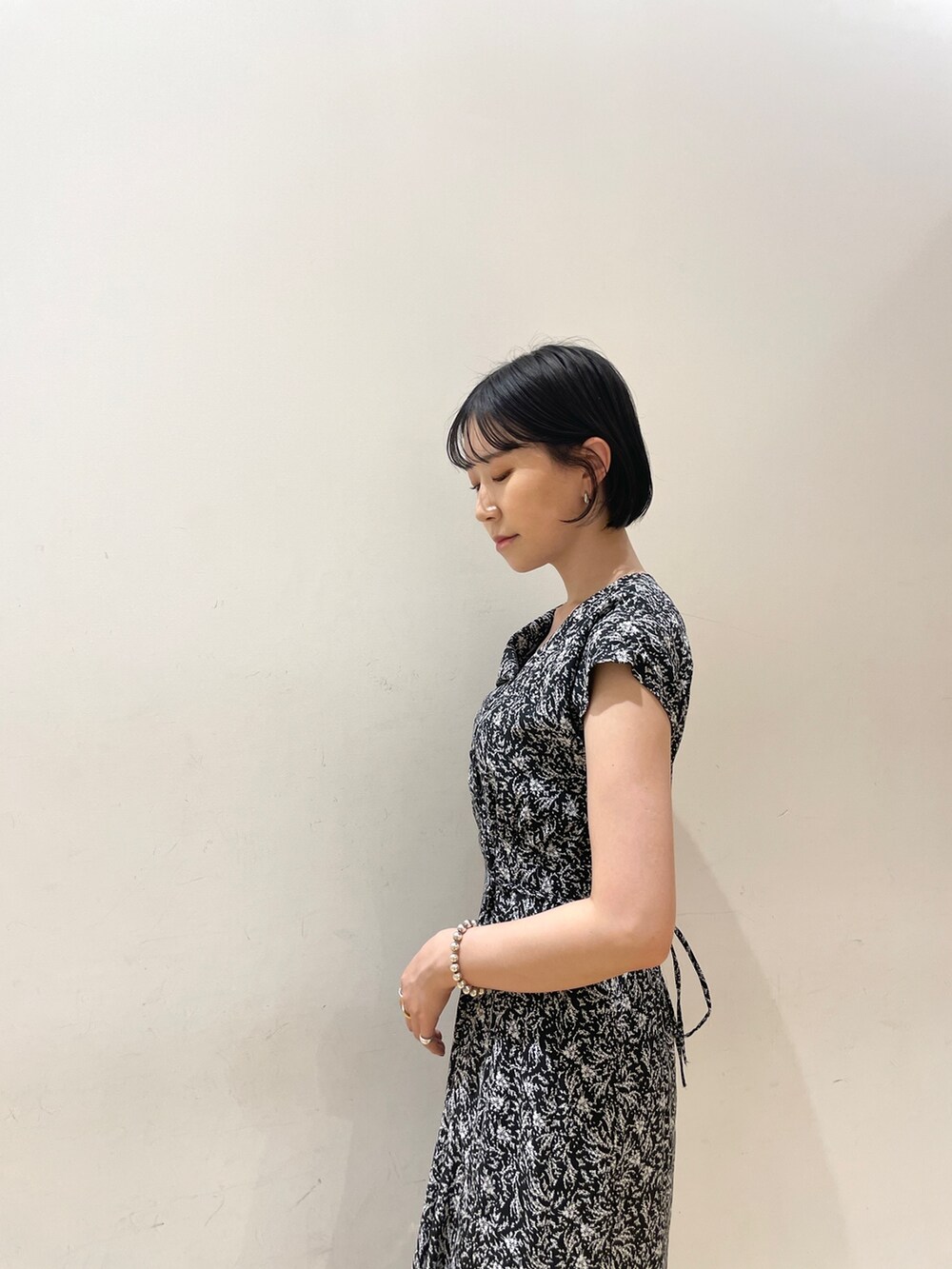 ブラック系のワンピース、ブラック系のショルダーバッグ、ベージュ系のサンダルを着用したレディースの夏コーディネートの7枚目の写真