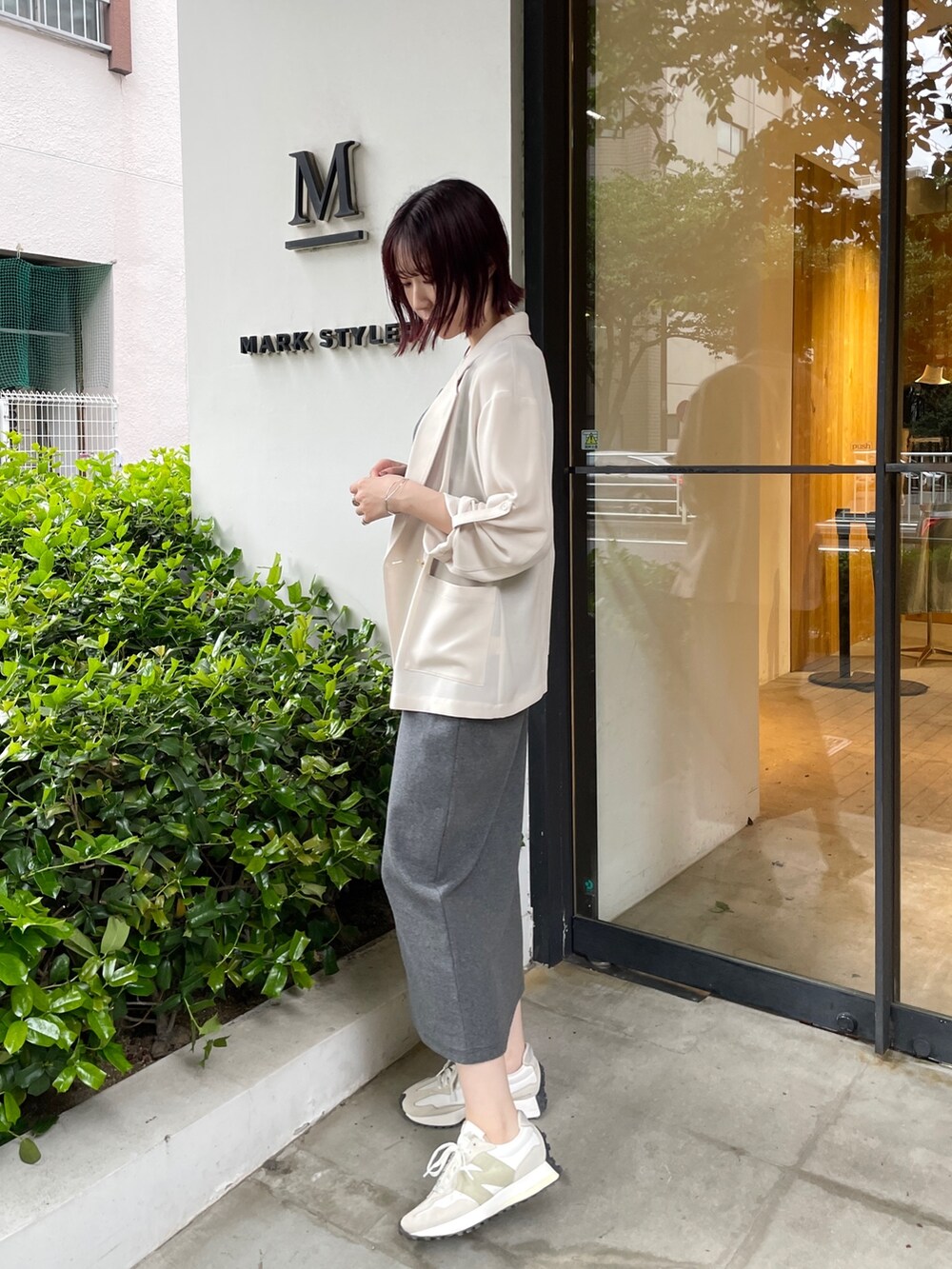 グレー系のワンピース、ベージュ系のテーラードジャケットを着用したレディースの春コーディネートの4枚目の写真