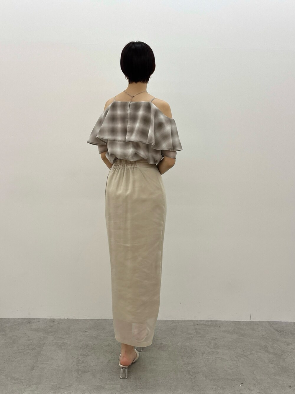 ベージュ系のシャツ/ブラウス、ホワイト系のスカート、ホワイト系のサンダルを着用したレディースの春コーディネートの4枚目の写真