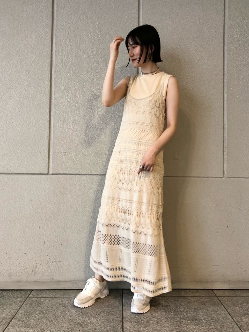 ホワイト系のワンピースを着用したレディースの夏コーディネートの2枚目の写真