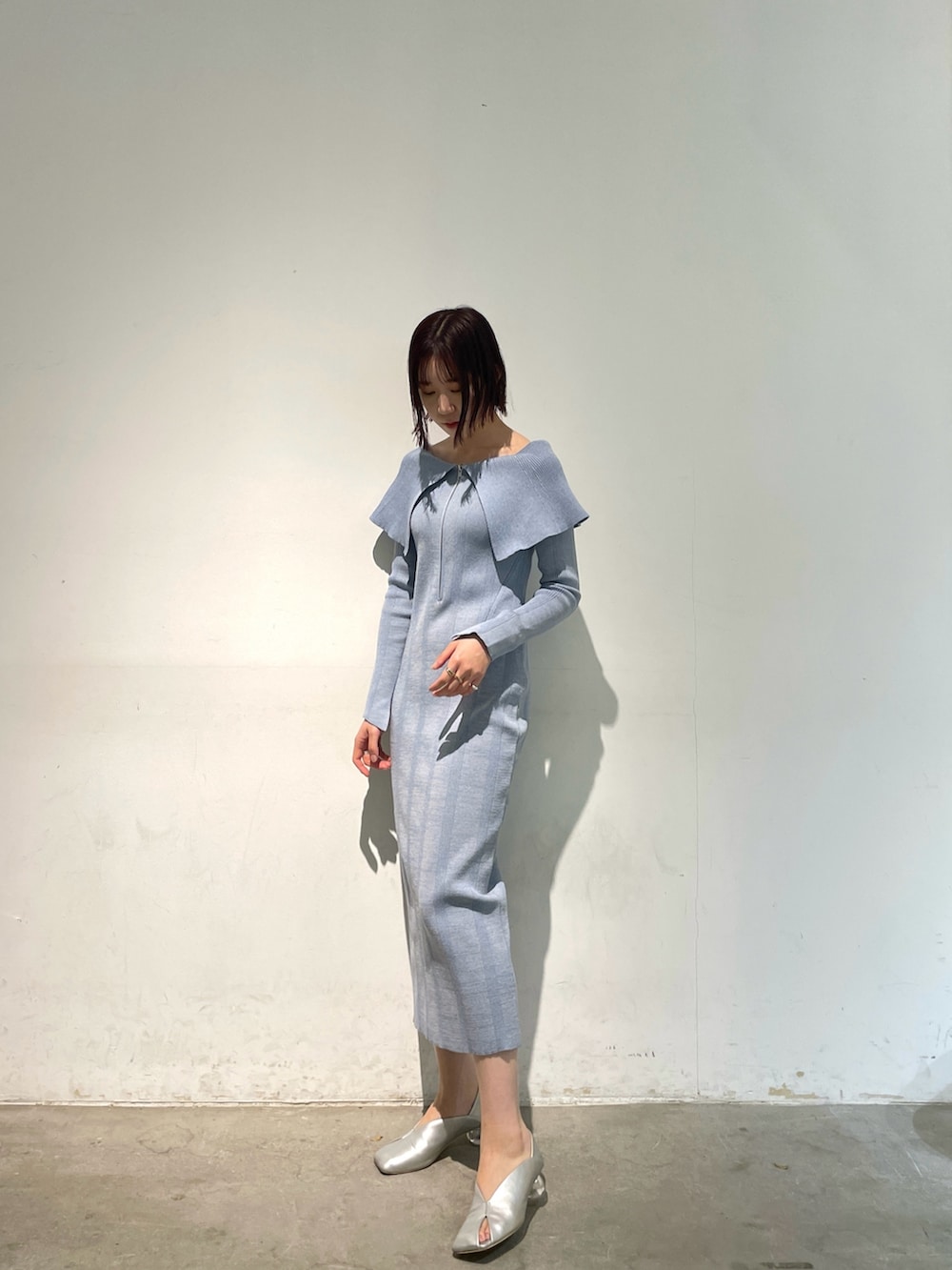 ブルー系のワンピース、シルバー系のパンプスを着用したレディースの春コーディネートの3枚目の写真