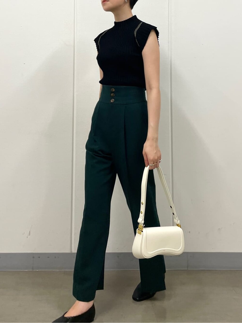 グリーン系のその他パンツ、ブラック系のパンプス、ブラック系のニット/セーターを着用したレディースの夏コーディネートの6枚目の写真