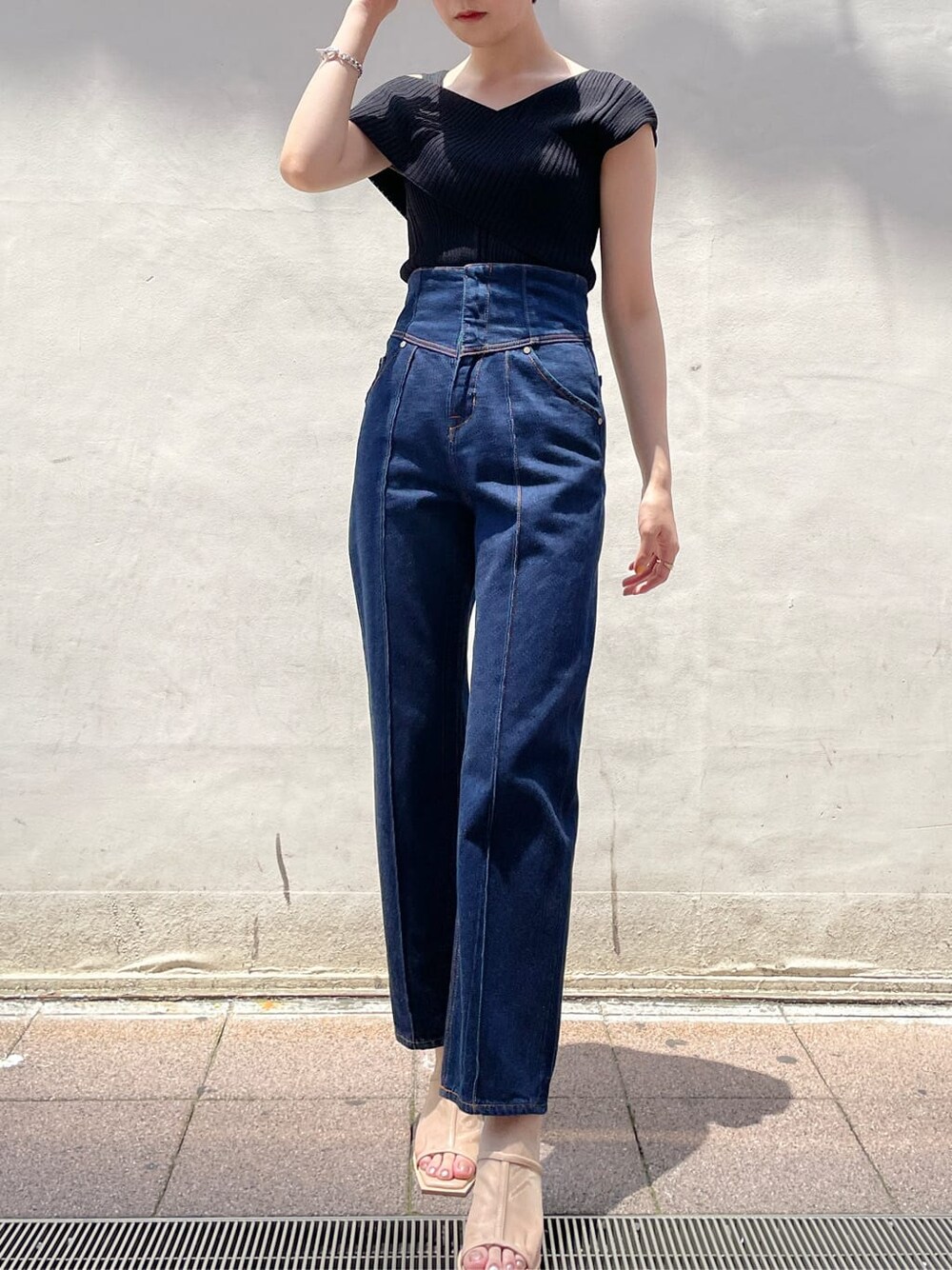 ブラック系のカーディガン/ボレロ、ベージュ系のサンダル、ブルー系のデニムパンツを着用したレディースの夏コーディネートの2枚目の写真