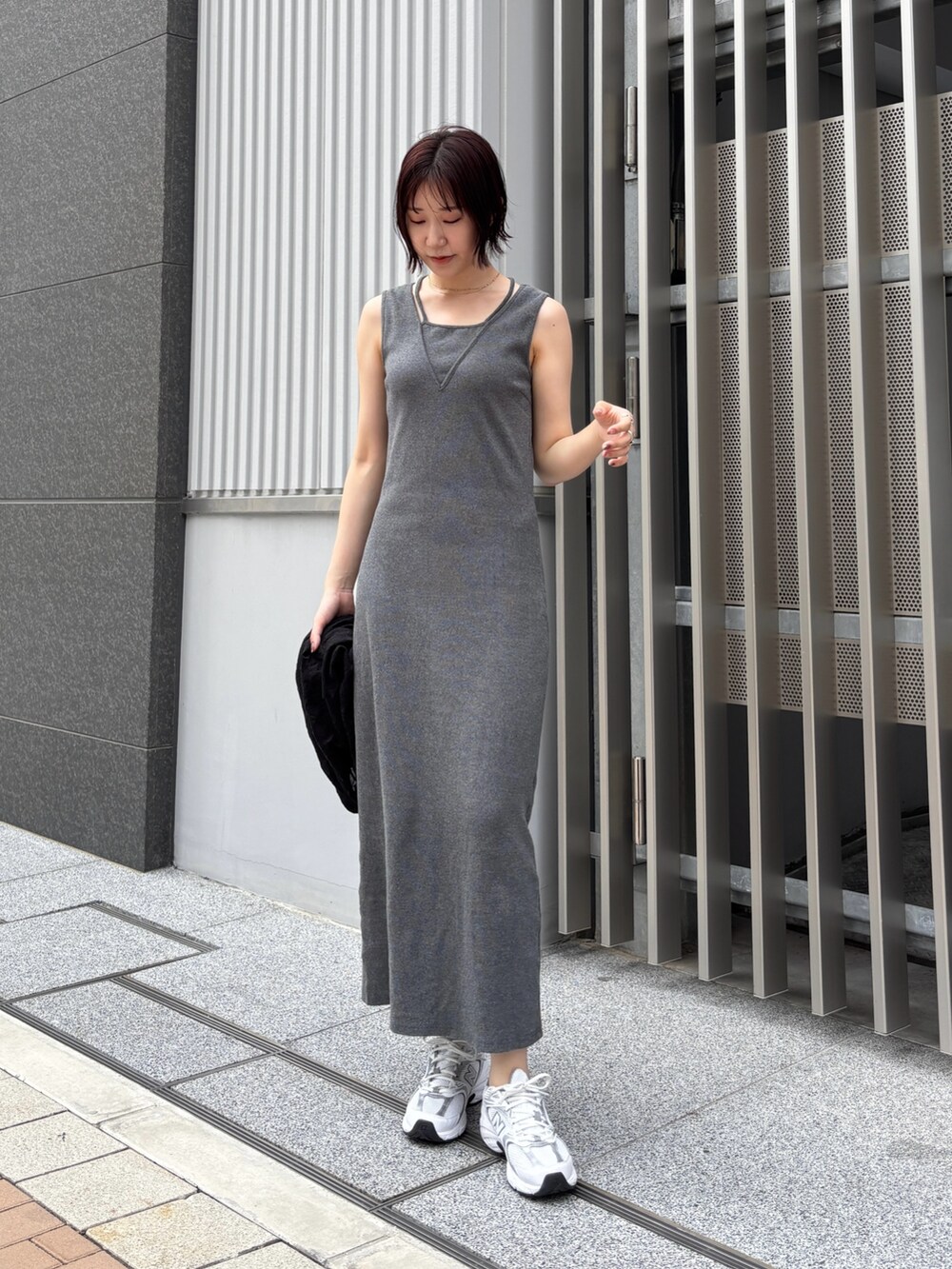 グレー系のワンピースを着用したレディースの夏コーディネートの2枚目の写真
