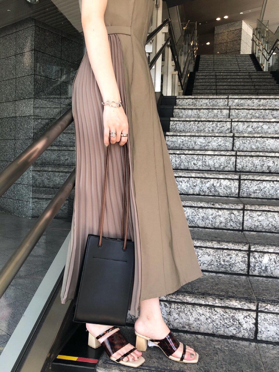 ベージュ系のワンピース、その他のその他シューズ、ブラック系のニット/セーターを着用したレディースの春コーディネートの5枚目の写真