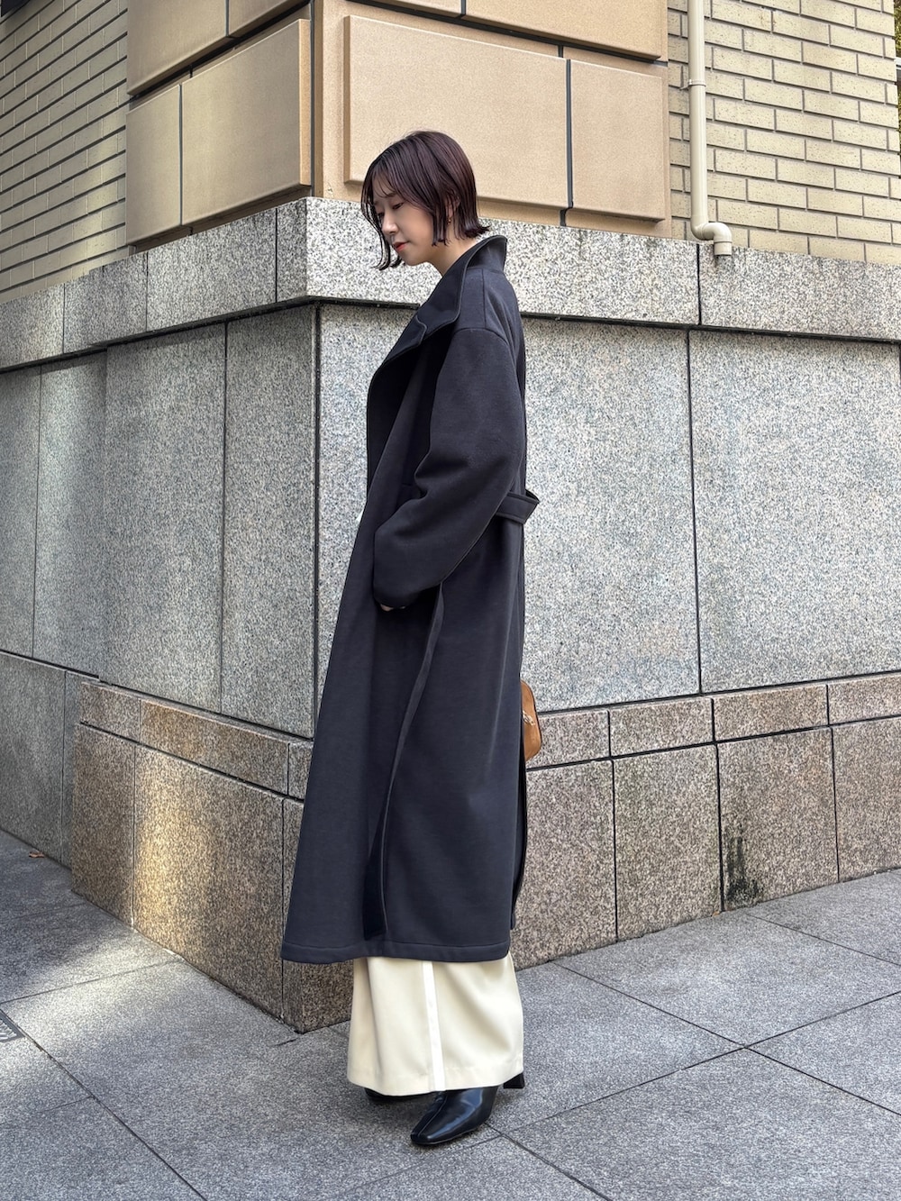 ベージュ系のその他パンツ、イエロー系のカーディガン/ボレロ、イエロー系のハンドバッグを着用したレディースの秋コーディネートの4枚目の写真