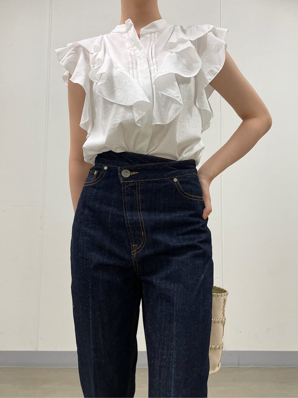 その他のパンプス、ホワイト系のショルダーバッグ、ホワイト系のシャツ/ブラウスを着用したレディースの夏コーディネートの6枚目の写真