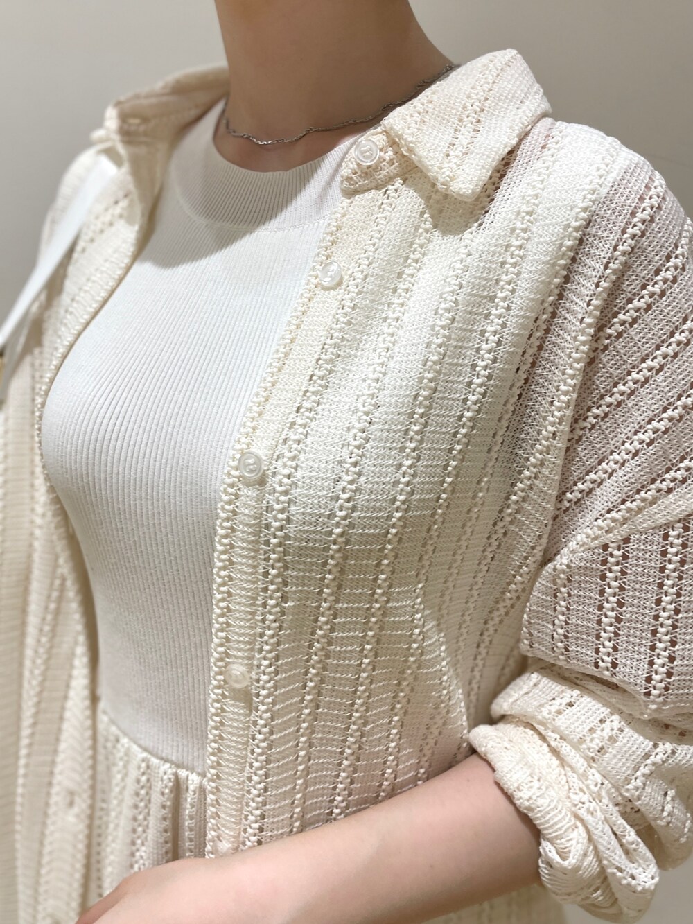 ホワイト系のシャツ/ブラウス、ホワイト系のハンドバッグ、ホワイト系のワンピースを着用したレディースの夏コーディネートの10枚目の写真