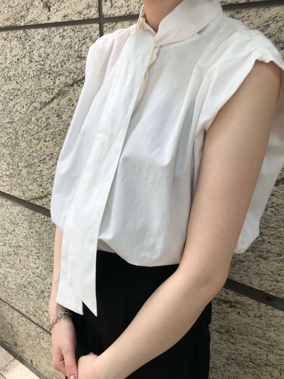 ブラック系のその他シューズ、ホワイト系のシャツ/ブラウス、ブラック系のスカートを着用したレディースの夏コーディネートの4枚目の写真