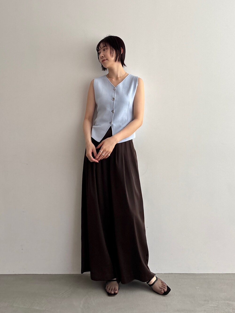 ブラウン系のその他パンツ、グレー系のニット/セーターを着用したレディースの夏コーディネートの2枚目の写真