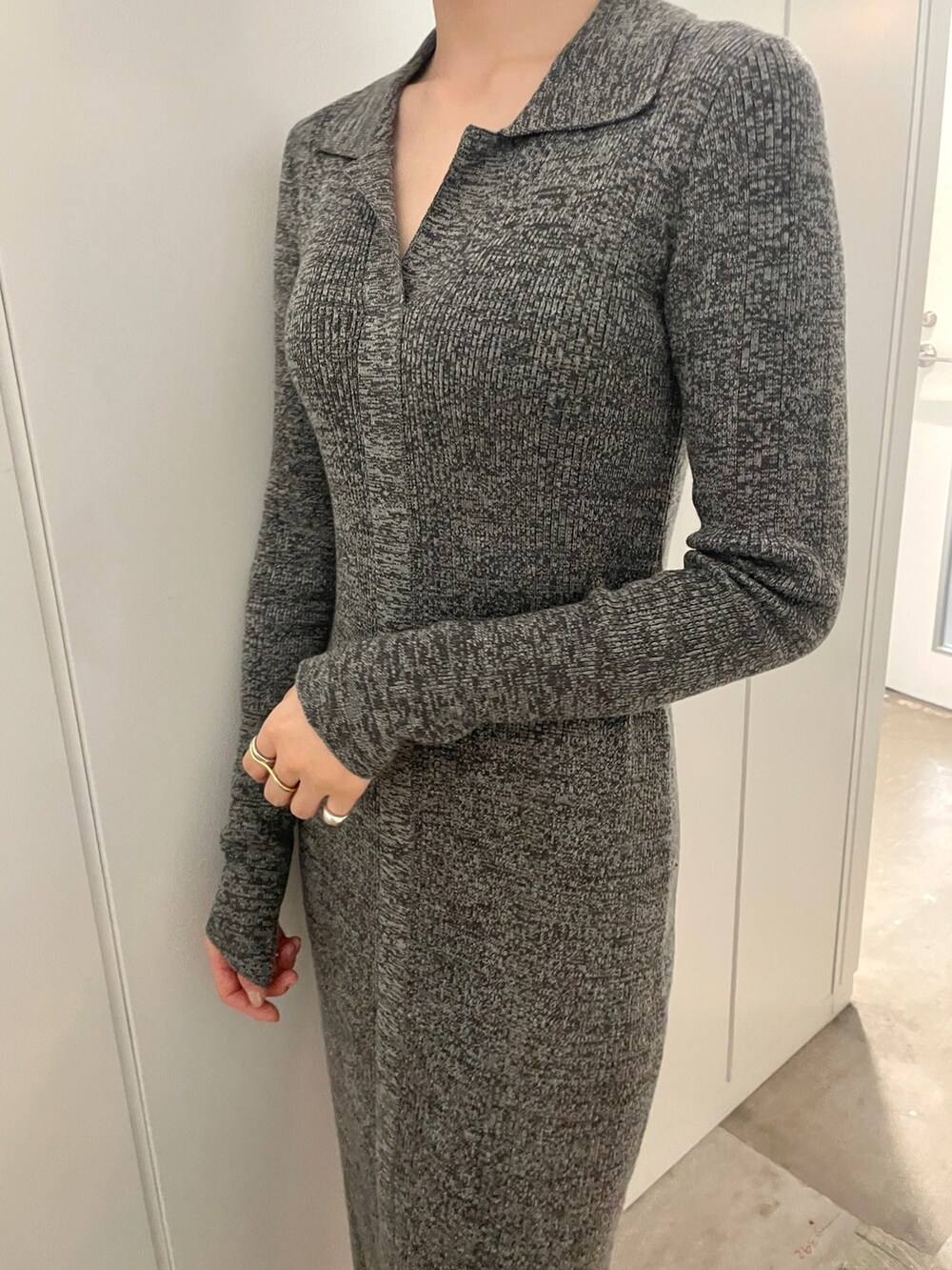 ブラック系のブーツ、グレー系のワンピースを着用したレディースの春コーディネートの7枚目の写真