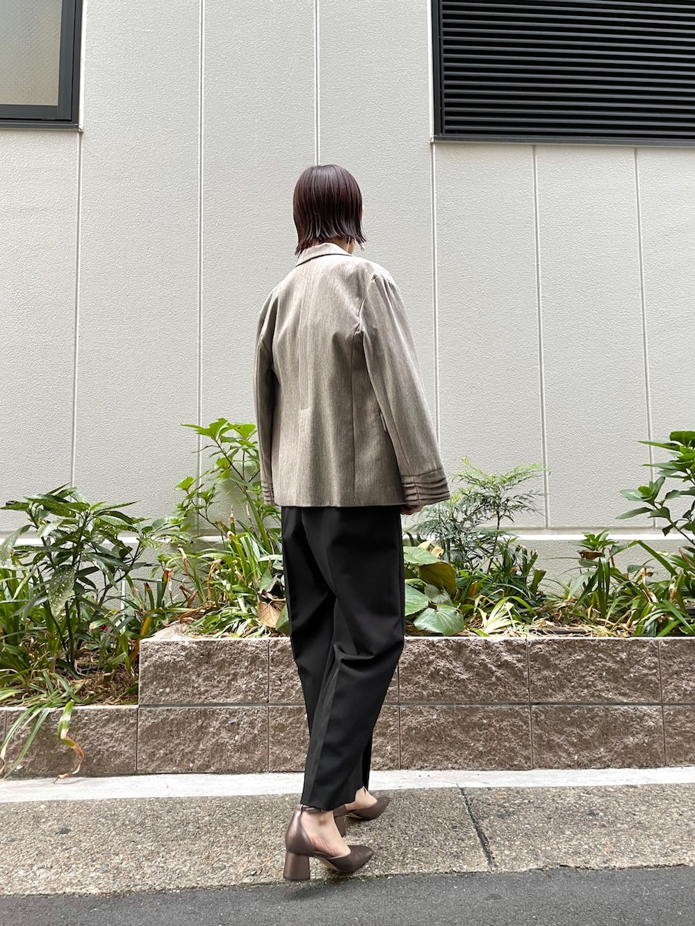 その他のパンプス、ブラック系のパンツドレス、シルバー系のハンドバッグを着用したレディースの秋コーディネートの3枚目の写真