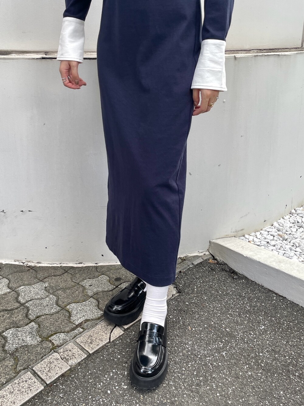 ブラック系のショルダーバッグ、ブルー系のワンピース、ブラック系のローファーを着用したレディースの秋コーディネートの6枚目の写真