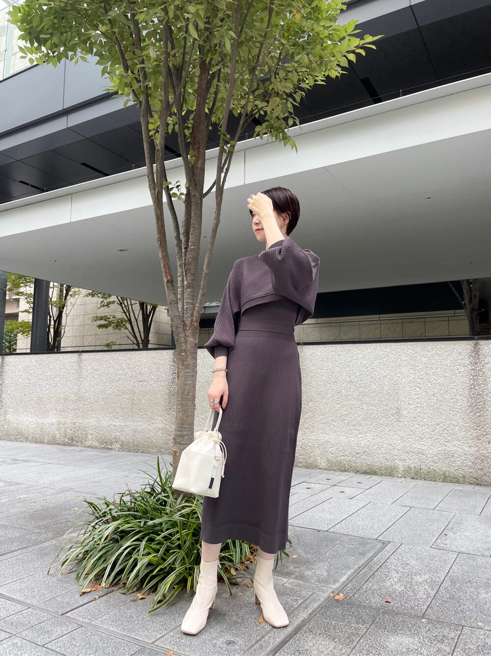 ホワイト系のその他シューズ、ホワイト系のその他アウター、グレー系のワンピースを着用したレディースの秋コーディネートの3枚目の写真