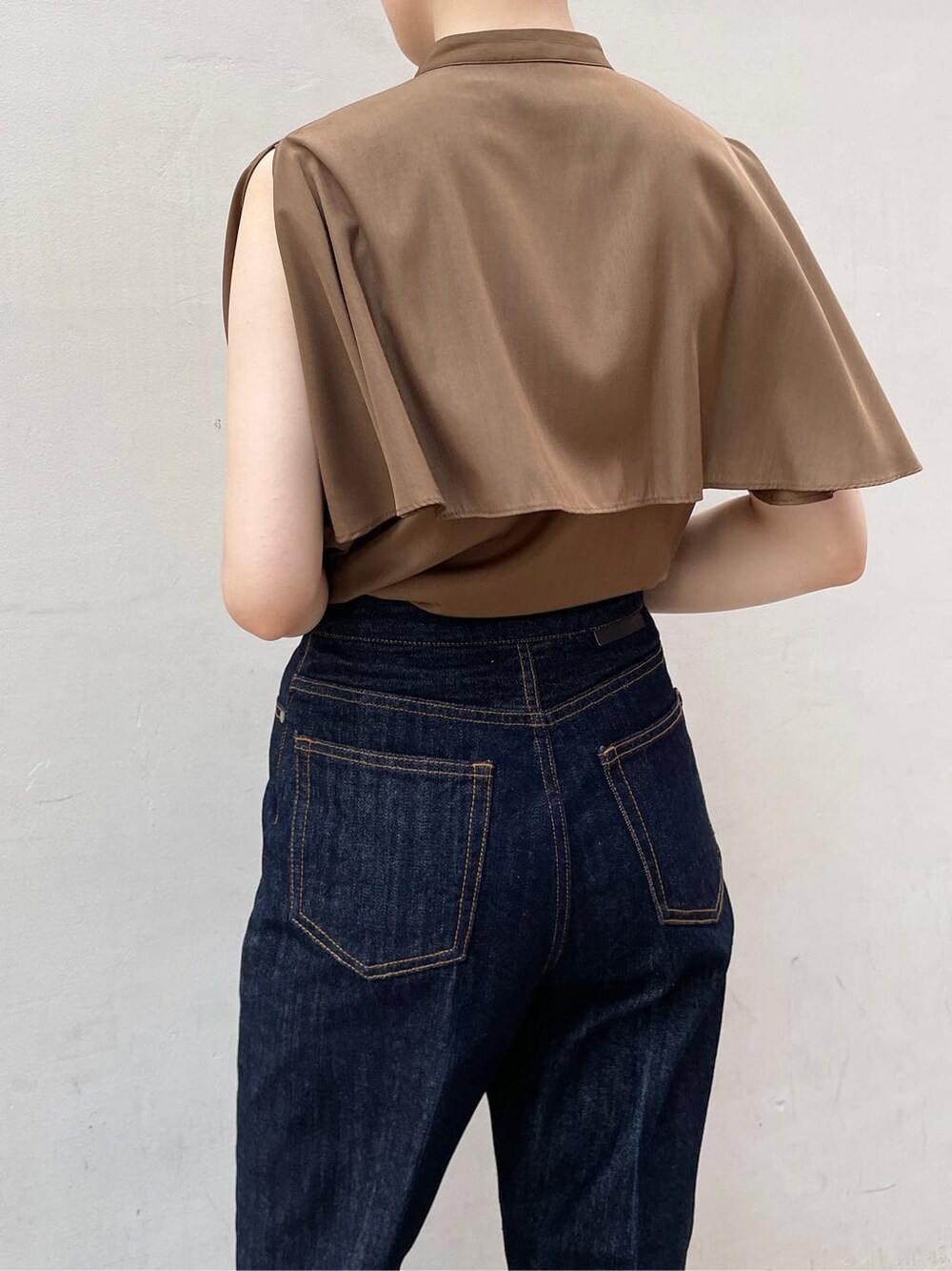 ブラウン系のサンダル、ブラウン系のシャツ/ブラウス、ブルー系のデニムパンツを着用したレディースの夏コーディネートの8枚目の写真