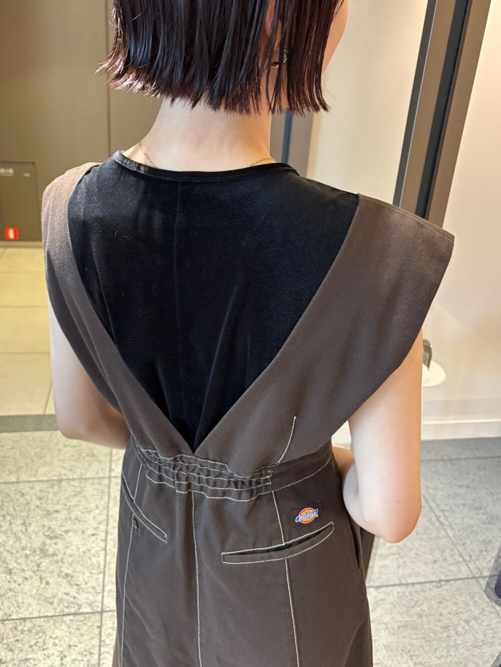 ブラウン系のジャンパースカート、ブラウン系のパンプス、ブラウン系のボストンバッグを着用したレディースの夏コーディネートの7枚目の写真