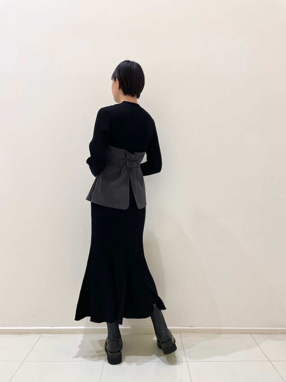 ブラック系のワンピース、ブラック系のブーツを着用したレディースの冬コーディネートの4枚目の写真