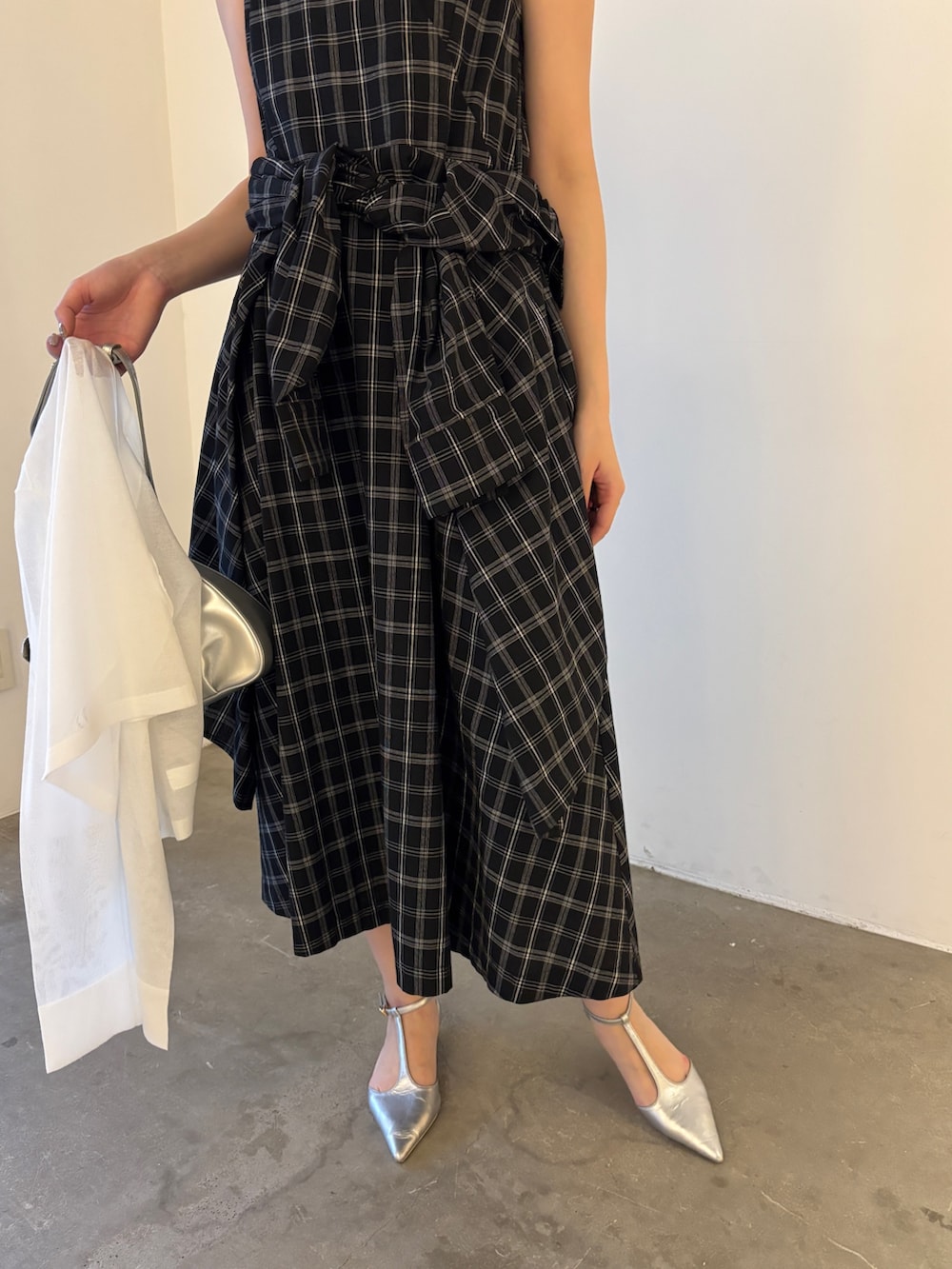 ホワイト系のカーディガン/ボレロ、シルバー系のパンプス、シルバー系のハンドバッグを着用したレディースの春コーディネートの5枚目の写真